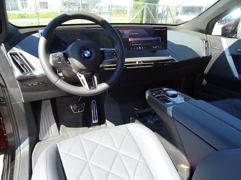 BMW iX xDrive45 - fotka 4 z 7