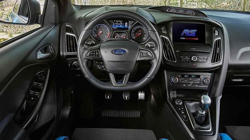 Bíle kouřící Ford Focus RS s vadným těsněním pod hlavou.