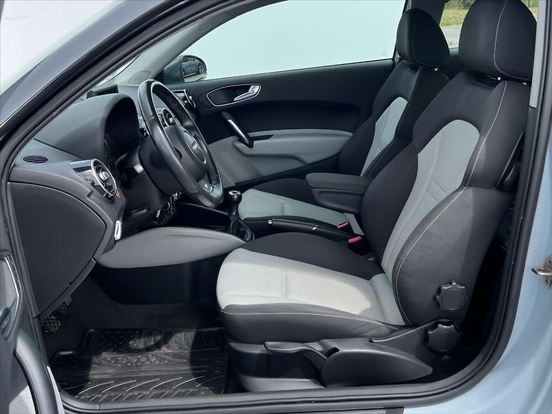 Audi A1 1,2 TFSi 63 kW S-LINE - fotka 11 z 23