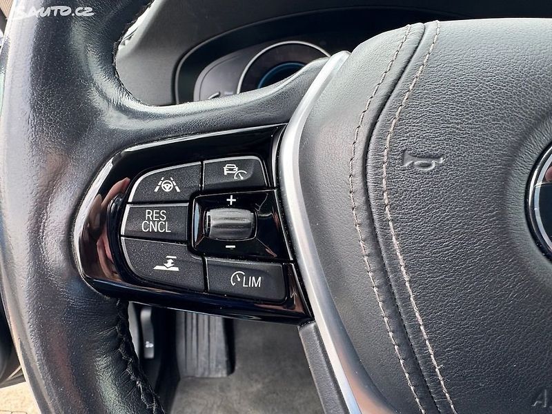 BMW Řada 5 (2017) 520d xdrive Sportline kombi - fotka 8 z 50