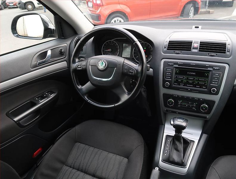 Škoda Octavia (2012) Elegance 2.0 TDI, Automat - fotka 7 z 21