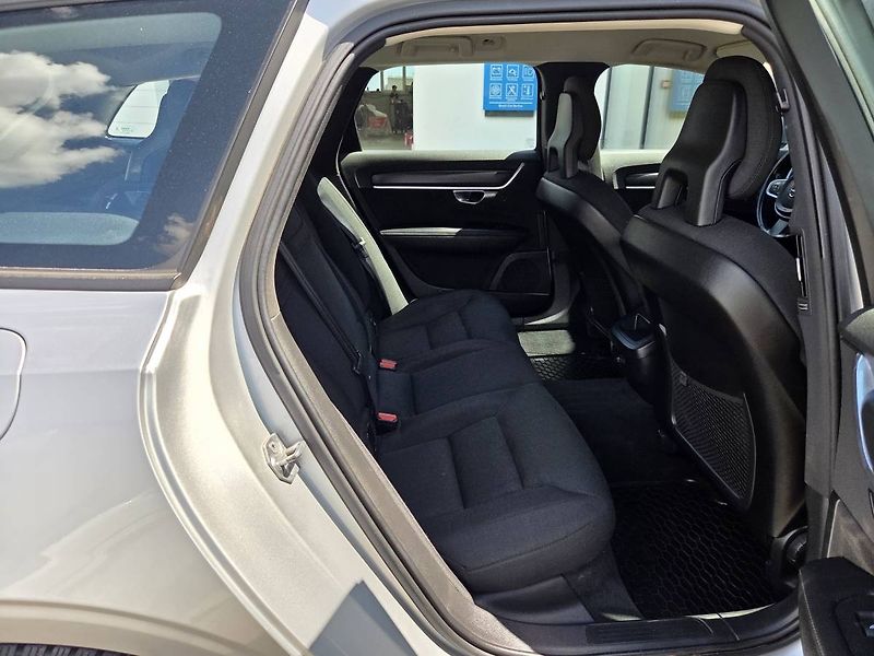 Volvo V90 (2018) D4 2.0 140kW - fotka 38 z 43