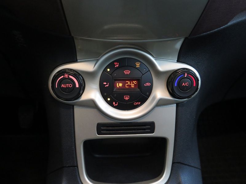 Ford Fiesta (2009) 1.4i,klima,výhřev,GHIA,senzory - fotka 9 z 21