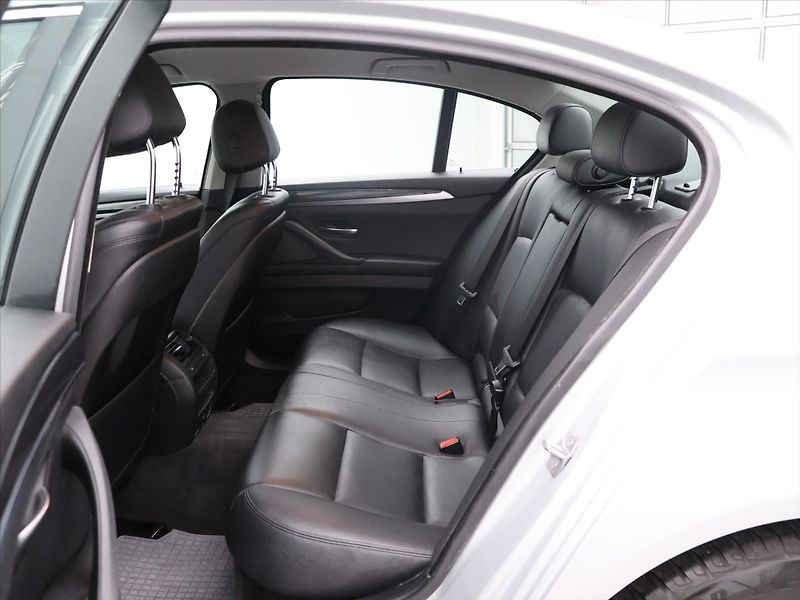 BMW Řada 5 2.0 520d 135kW Aut. Xenon Navi - fotka 14 z 34