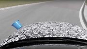 Staromódní test pro auto napěchované moderními technologiemi.