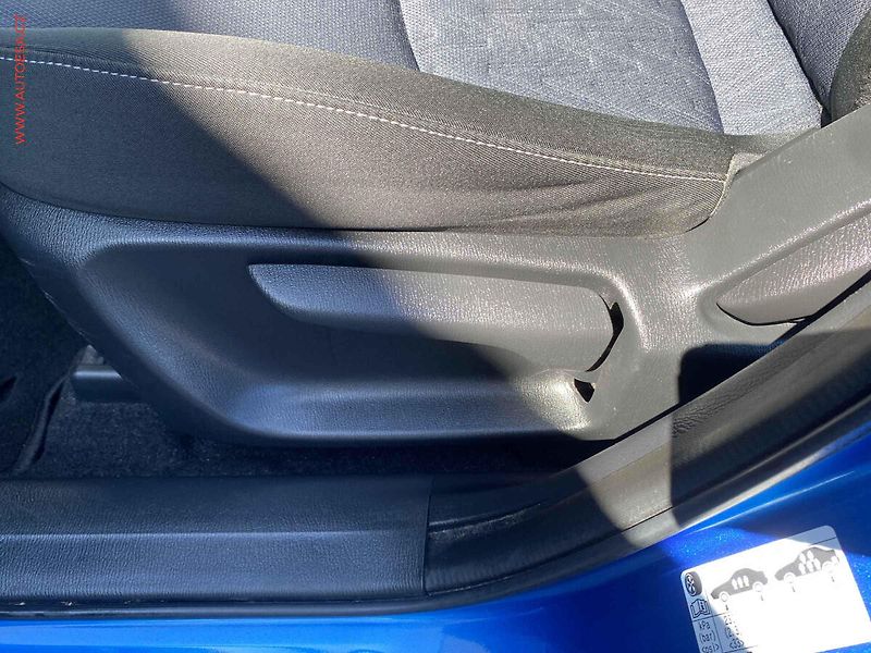 Mazda 2 (2015) 1.5i, AC, výhřev sed. - fotka 14 z 16
