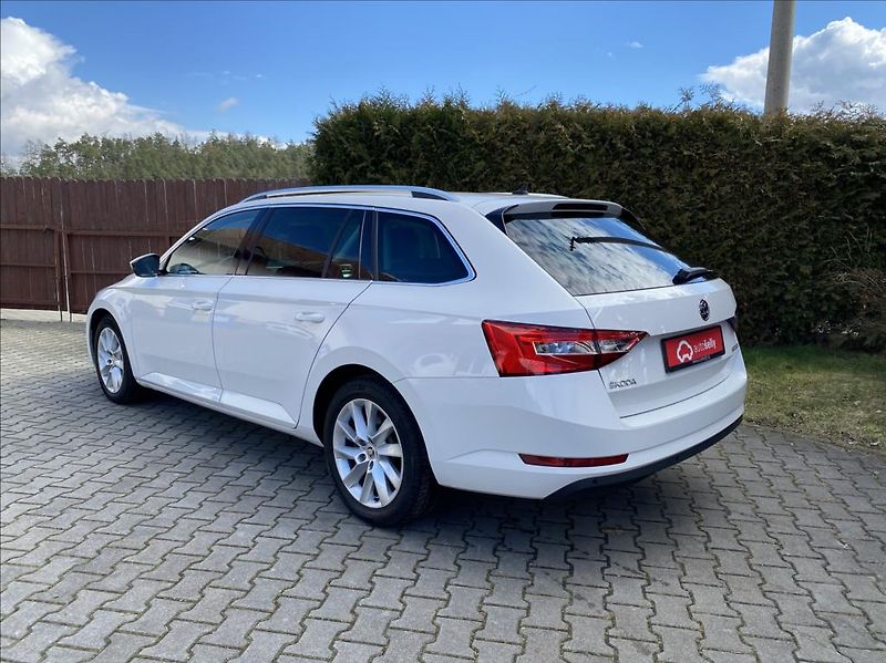 Škoda Superb 2,0 TDi  Executive / DSG / NAV - fotka 3 z 39