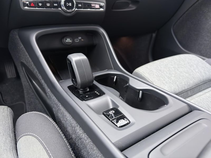 Volvo XC40 B3 FWD // CORE // 1. maj. //ČR - fotka 20 z 36