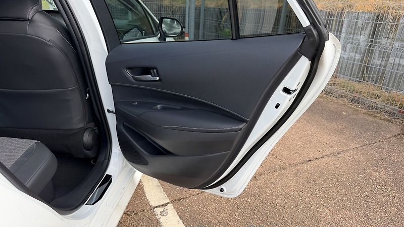 Toyota Corolla TS 1.8. Hybrid Style - zimní s - fotka 16 z 24