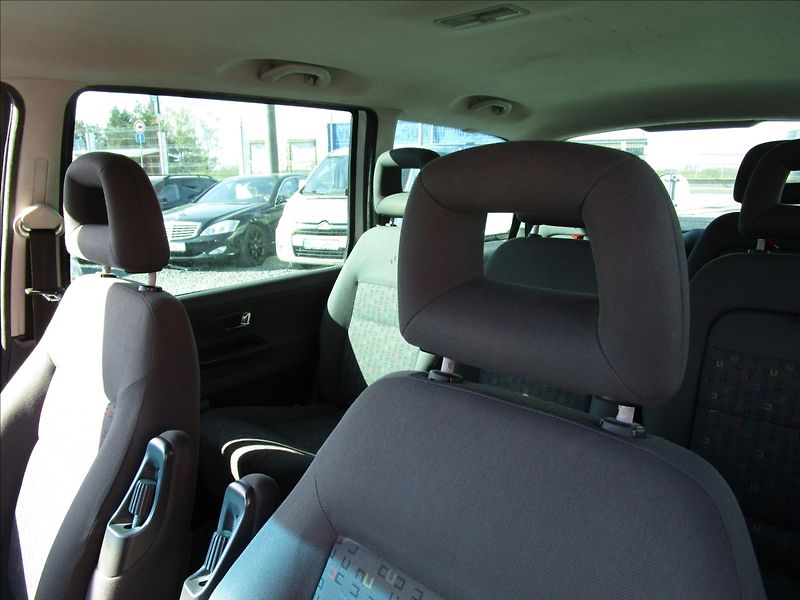 Volkswagen Sharan 1.9TDi aut. klima, 7 míst - fotka 13 z 43