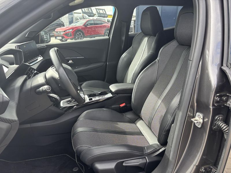 Peugeot 2008 (2021) GT PureTech 130k MAN6 - fotka 14 z 20