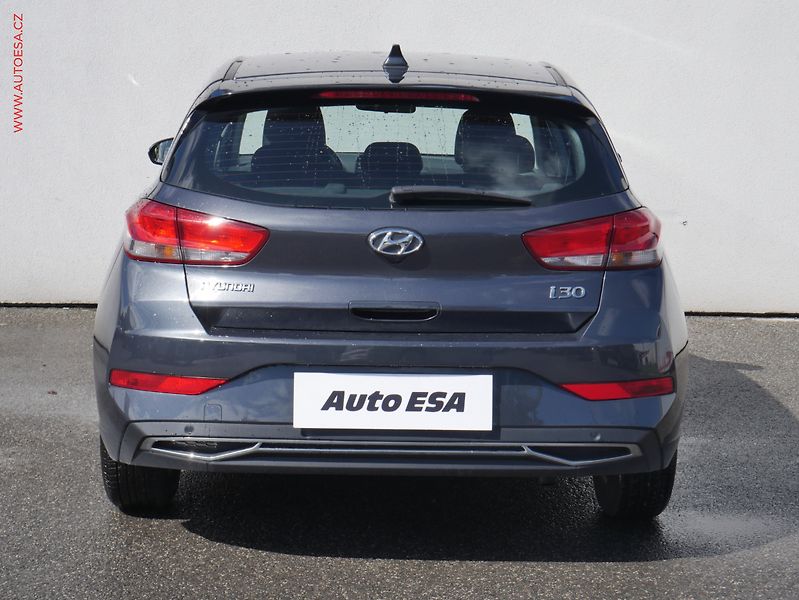 Hyundai i30 (2020) 1.5 DPi, 2.maj,ČR, AC, park - fotka 5 z 21