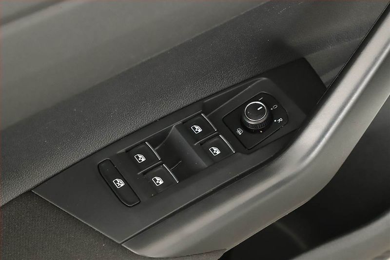 Volkswagen Polo (2018) R-Line 1.0 TSI, Serv.kniha - fotka 10 z 13