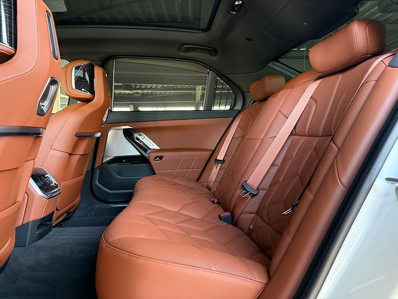 BMW Řada 7 40d xDrive,Masáž,Nezávislé,360 - fotka 29 z 35