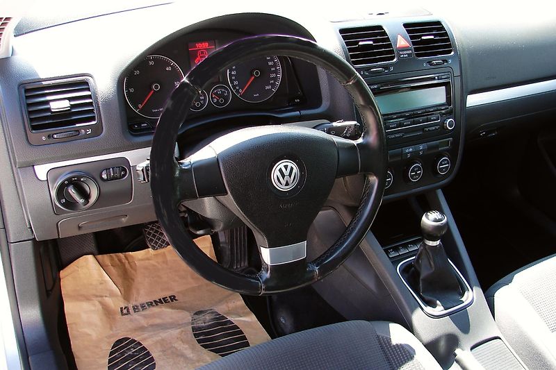 Volkswagen Golf V 1.9 TDi 105PS BlueMotion Pan - fotka 18 z 40