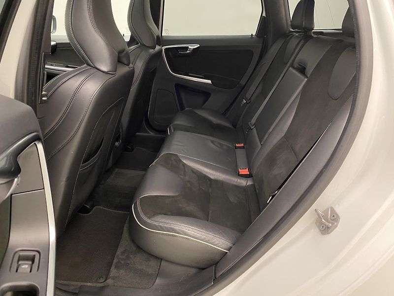 Volvo XC60 D4 AWD MOMENTUM AUT  - fotka 5 z 48