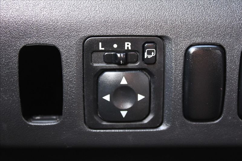 Mitsubishi Pajero 3,2 DI-D  ČR,AUTOMAT,4x4,7MÍST - fotka 23 z 38