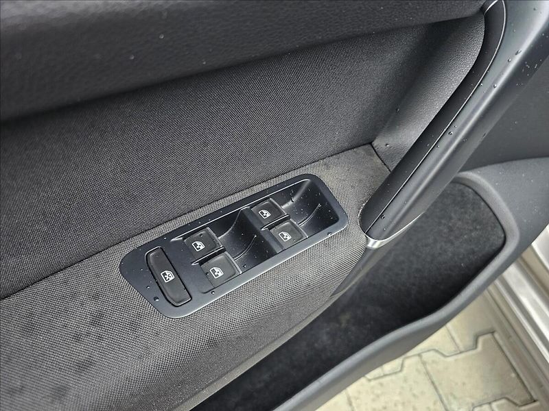 Volkswagen Golf Sportsvan 1,4TSi 110KW R-Line NAVI - fotka 14 z 47