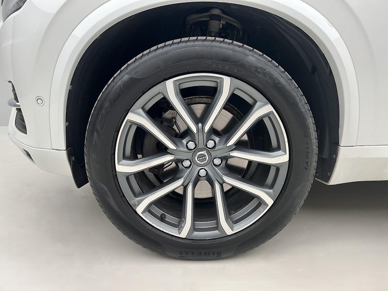 Volvo XC90 D5 AWD MOMENTUM CZ - fotka 14 z 33