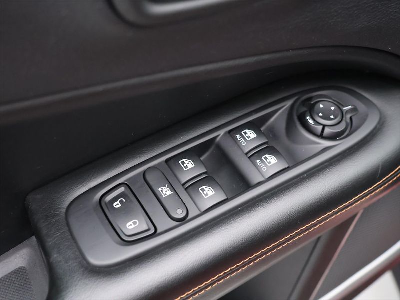 Jeep Compass 2,0 CRDI 125kW Aut 4WD Limited - fotka 14 z 31