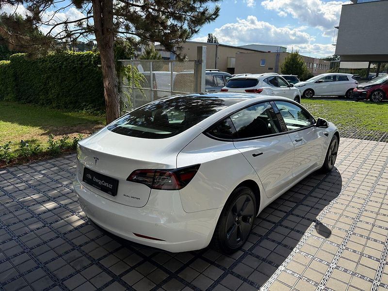 Tesla Model 3 Long Range AWD - fotka 36 z 38