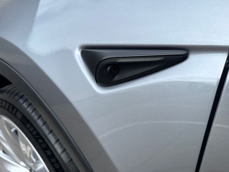 Tesla Model Y (2025) - fotka 32 z 76