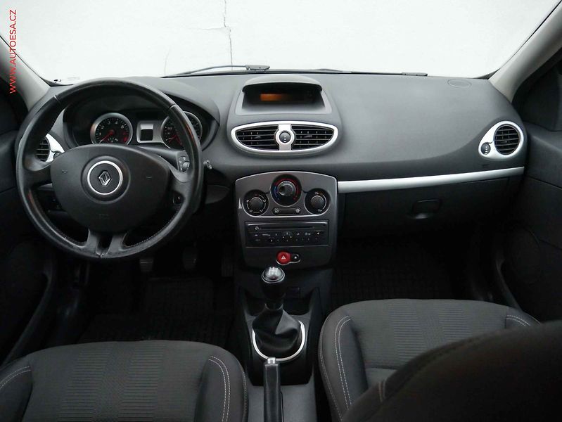 Renault Clio (2012) 1.2 16V, ČR, AC, tempo - fotka 8 z 15