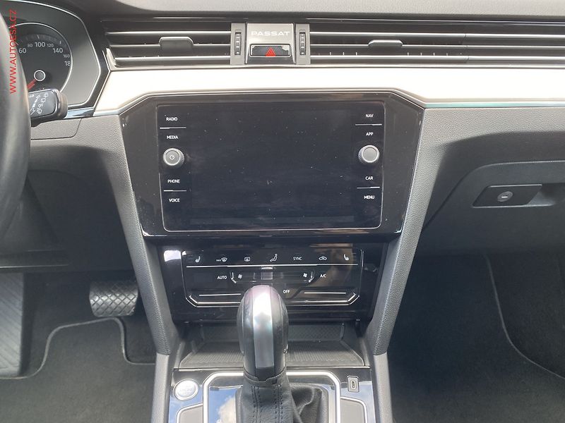Volkswagen Passat (2020) 2.0 TDi, Elegance, DSG, LED - fotka 12 z 19