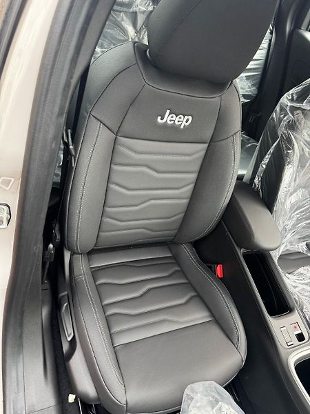 Jeep Avenger 4xe Upland 1.2 Turbo e-Hybrid - fotka 9 z 12