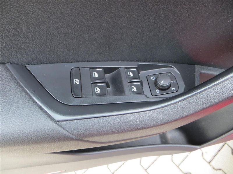 Škoda Karoq 2,0 TDI 110kw Style 4x4 DSG - fotka 12 z 28
