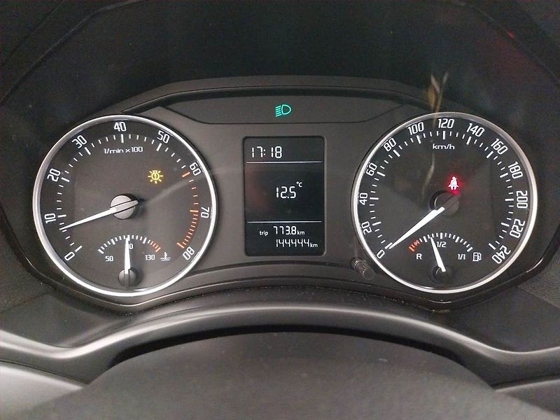 Škoda Octavia (2009) Ambiente 1.6 - fotka 11 z 18