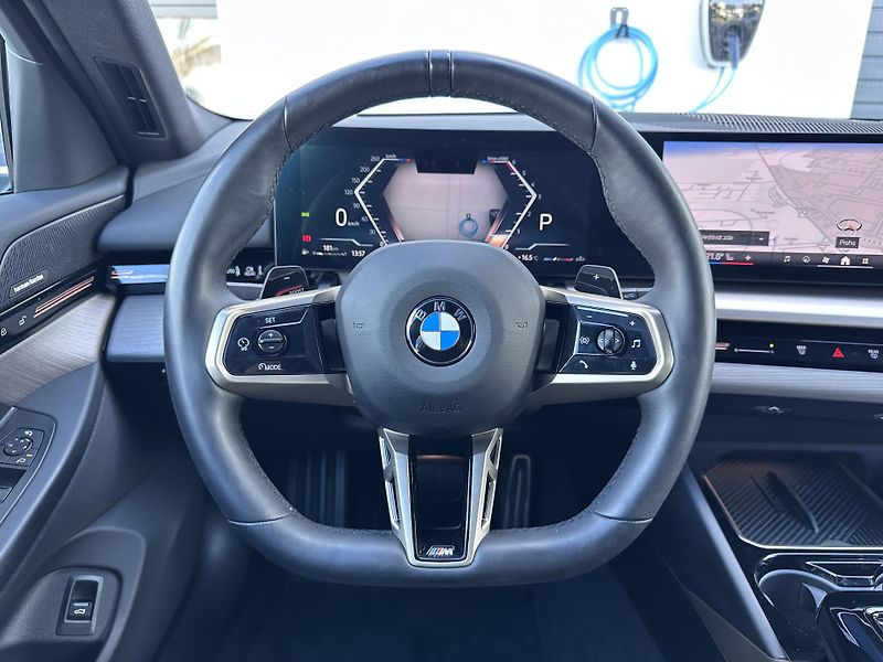 BMW Řada 5 540d xDrive Touring M-Sport - fotka 10 z 35