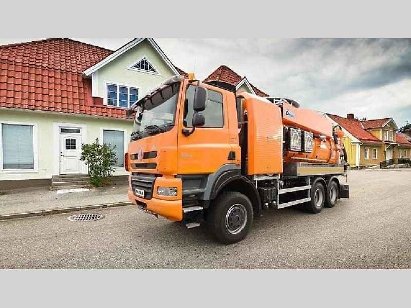 Tatra Force 8x8 – vozidlo pro přepravu potrubí.