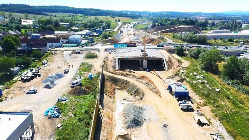 Stavba D3 mezi Třebonínem a Kaplicí-nádraží na podzim 2023 z ptačí perspektivy.