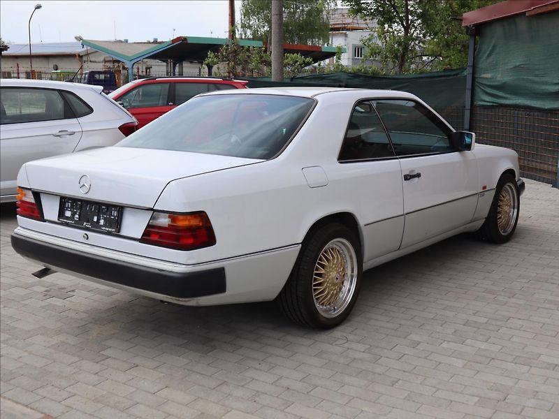 Mercedes-Benz 200 2,0 124 E Coupe SportLine - fotka 6 z 26