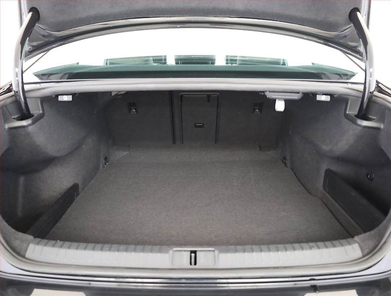 Volkswagen Passat (2018) Highline 2.0 TDI, Kůže - fotka 15 z 16