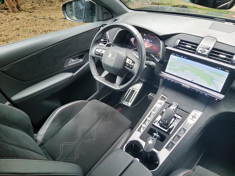 DS Automobiles DS7 (2023) 1.5 BlueHDi 130 EAT8 Performan - fotka 12 z 23
