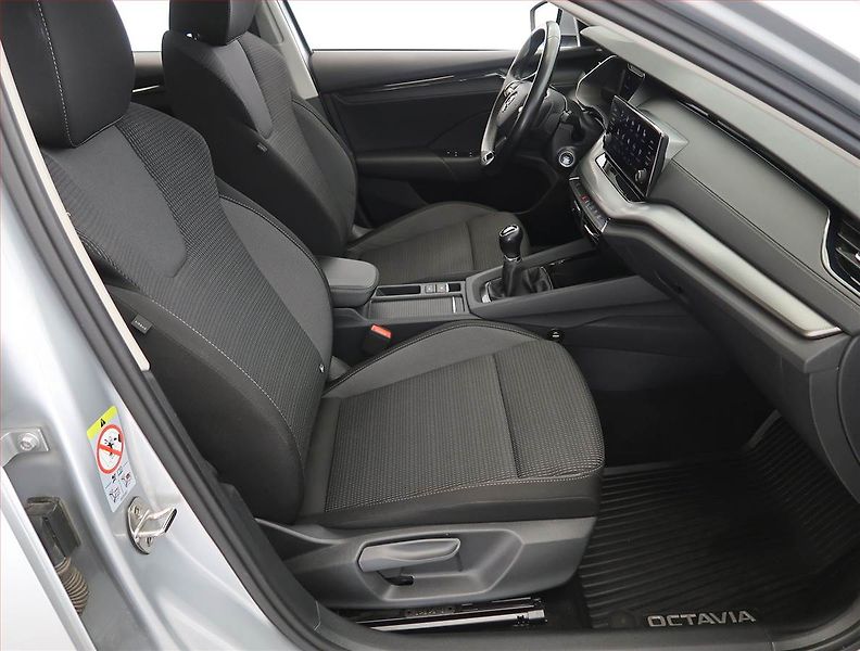 Škoda Octavia (2023) Ambition 2.0 TDI, ČR,1.maj - fotka 9 z 24