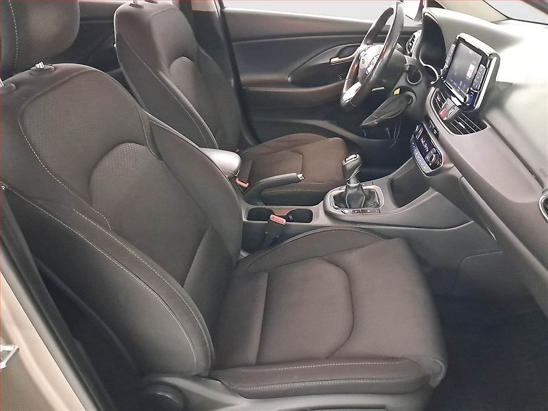 Hyundai i30 (2018) 1.0 T-GDI, Navi, Tempomat - fotka 9 z 21