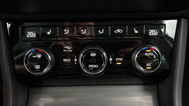 Škoda Superb 2.0 TDI DSG Style Combi - fotka 13 z 28