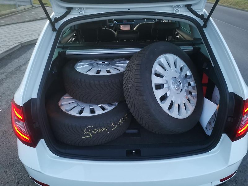 Škoda Octavia 2,0TDI DSG 110kW ACC STYLEPLUS - fotka 76 z 87