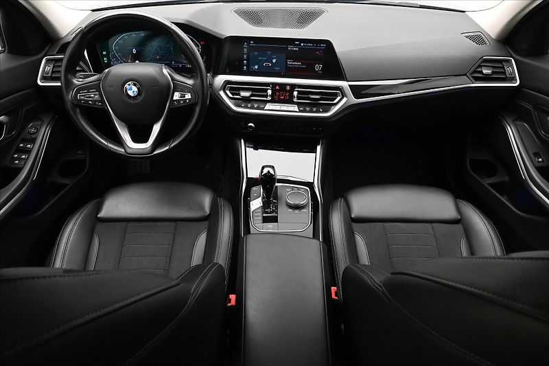 BMW Řada 3 2,0 320d 140 kW SportTouring S - fotka 15 z 32