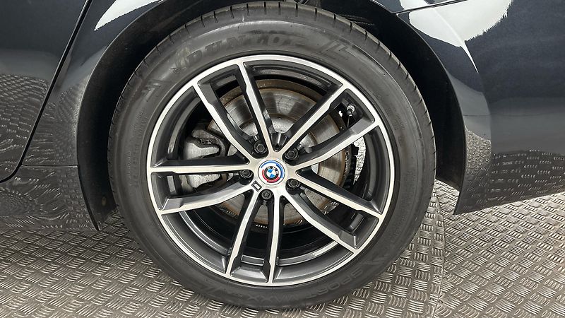BMW Řada 5 530e AUT xDrive M-paket Tourin - fotka 19 z 30