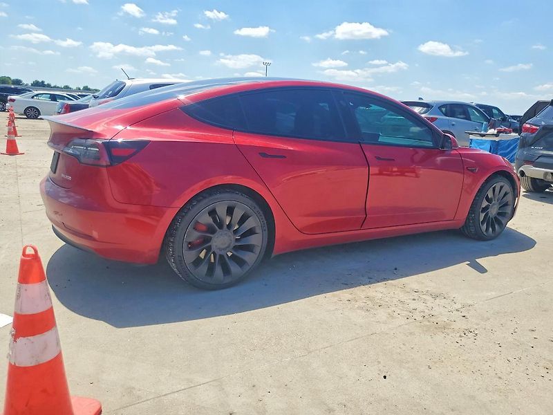 Tesla Model 3 (2022) Auto na cestě - fotka 3 z 13