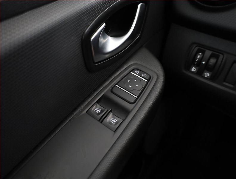 Renault Clio (2017) 1.2 16V, Tempomat - fotka 14 z 16