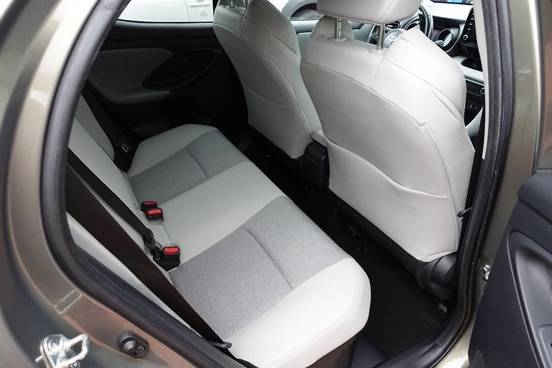 Toyota Yaris 1.5 HEV  Executive - fotka 13 z 29