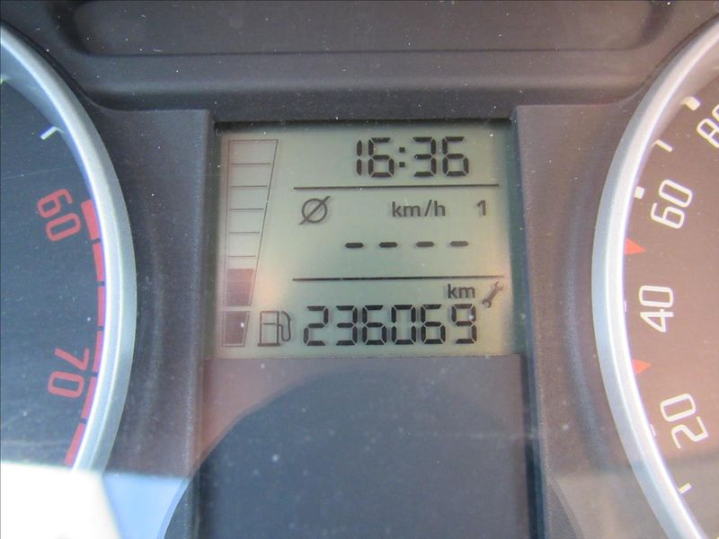 Škoda Fabia 1,2 HTP 51kW Combi - fotka 14 z 33