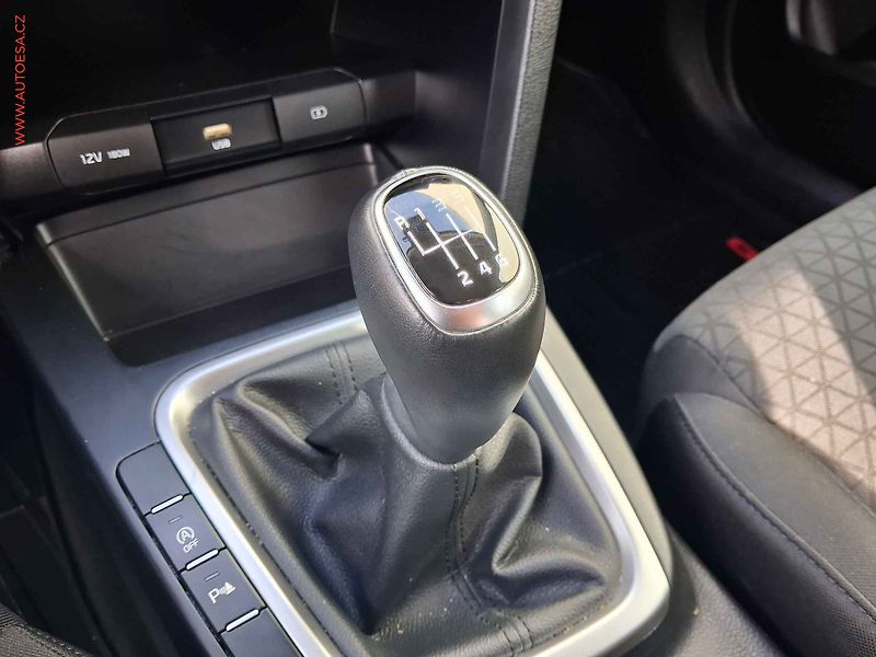 Kia Ceed (2022) 1.5 T-GDi, ČR, AC, park - fotka 15 z 16