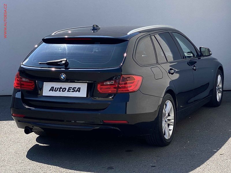 BMW Řada 3 (2012) 2.0i 320i, AC, navi, park - fotka 4 z 19