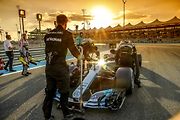 F1 2017 GP Abu Dhabi - mechanici Mercedesu se starají o nasávací otvory chladícího systému Valtteriho Bottase